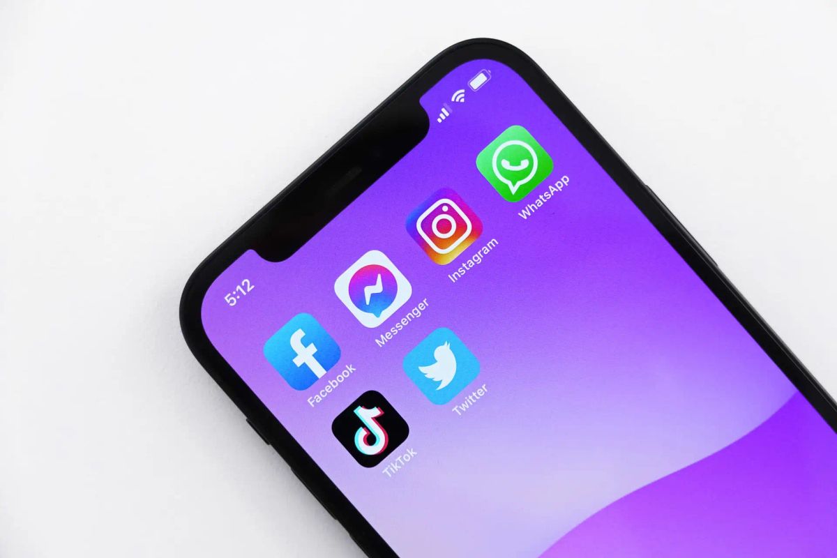 iPhone app drawer displaying several app icons including popular social networks including Twitter